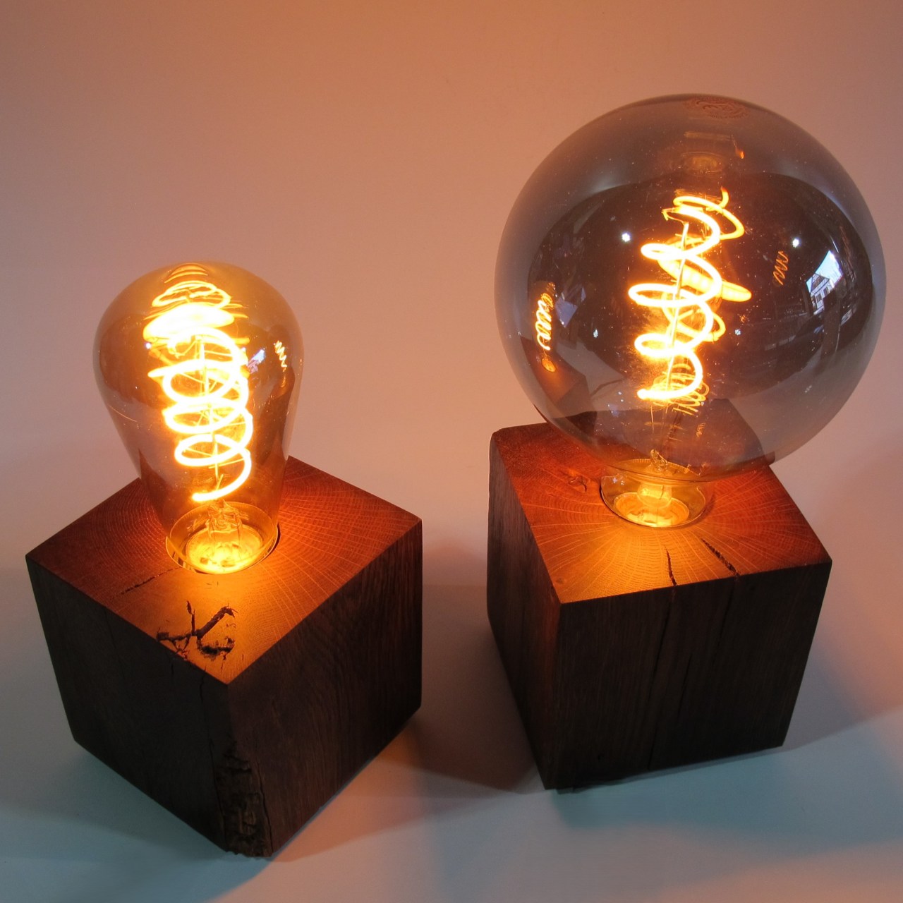 Skumring | Tischlampe aus Räuchereiche 10x10cm