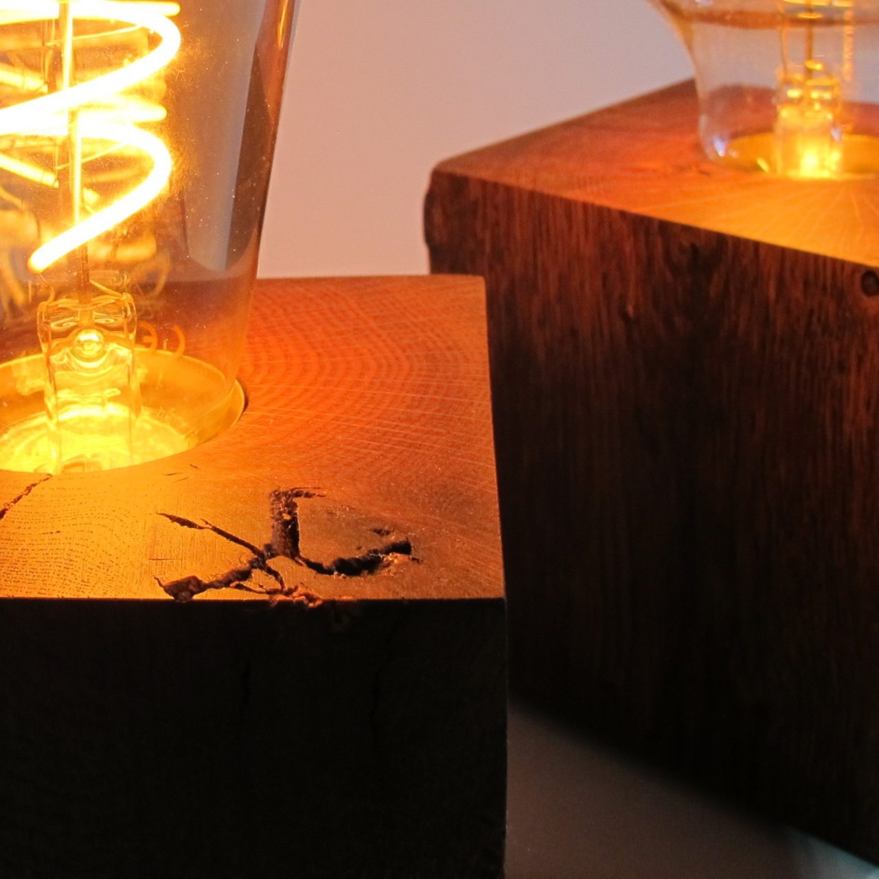 Skumring | Tischlampe aus Räuchereiche 10x10cm