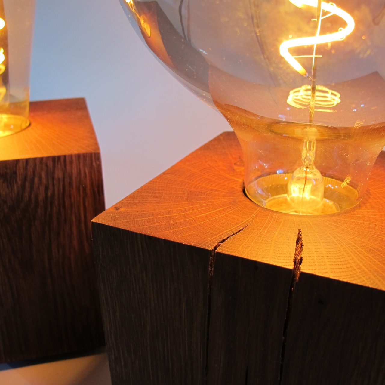 Skumring | Tischlampe aus Räuchereiche 10x10cm